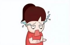 荨麻疹为何夜间加重、白天消退